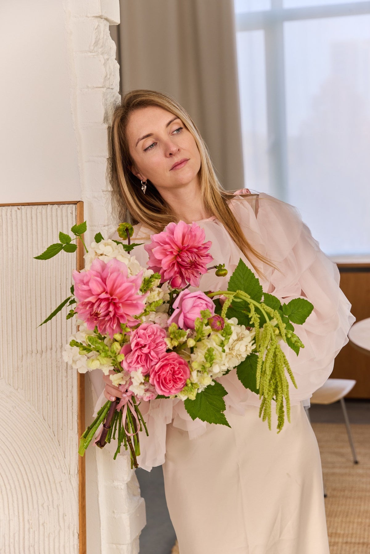 Dalia Rosé · ramo de dalias y rosas de jardín